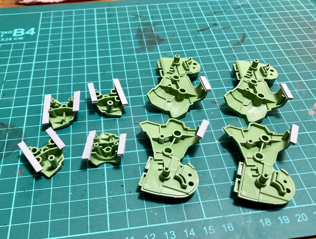 偉い人の作例を参考に足をプラ板で太く