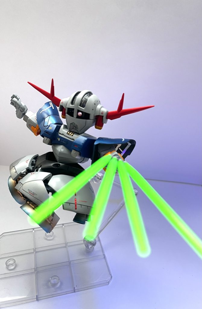 指先をビームサーベル幅に開口して照射ポーズ取れるように