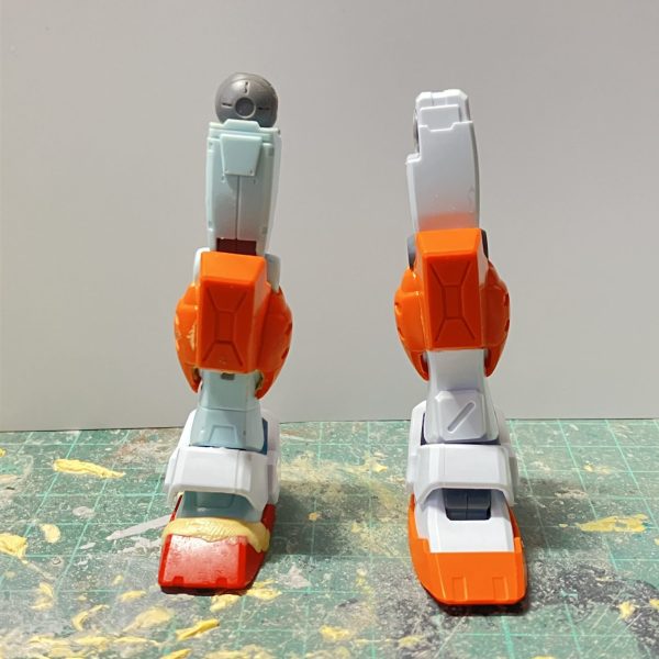 HGUC パワードジム製作2日目脚部の改造です♪膝から上はジムのまま、膝から下はジムをベースにパワードジムのふくらはぎを干渉する所は削り、エポパテで固定し膝アーマーはオリジンジムの特徴を生かして膝アーマーも連動出来て可動域もかなり向上してます♪アンクルアーマーは受け軸の正面だけジムのを使い、パワードジムの裏側に貼り角度と位置を調整しましたパワードジムの足はジムのよりも、ひと回り大きいから、どうするか迷いました試しに、つま先をエポパテで2ミリくらい延長してみましたパテを乾かしている間にもう片方も進めていきます（1枚目）