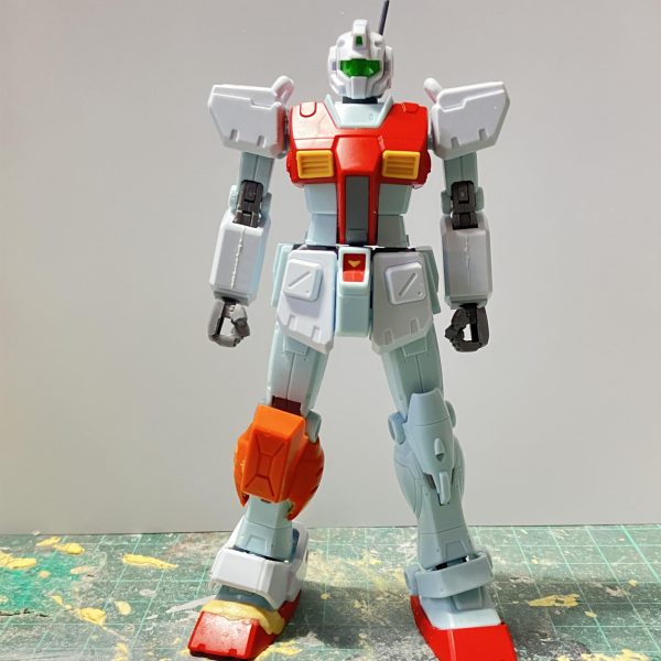 HGUC パワードジム製作2日目脚部の改造です♪膝から上はジムのまま、膝から下はジムをベースにパワードジムのふくらはぎを干渉する所は削り、エポパテで固定し膝アーマーはオリジンジムの特徴を生かして膝アーマーも連動出来て可動域もかなり向上してます♪アンクルアーマーは受け軸の正面だけジムのを使い、パワードジムの裏側に貼り角度と位置を調整しましたパワードジムの足はジムのよりも、ひと回り大きいから、どうするか迷いました試しに、つま先をエポパテで2ミリくらい延長してみましたパテを乾かしている間にもう片方も進めていきます（2枚目）