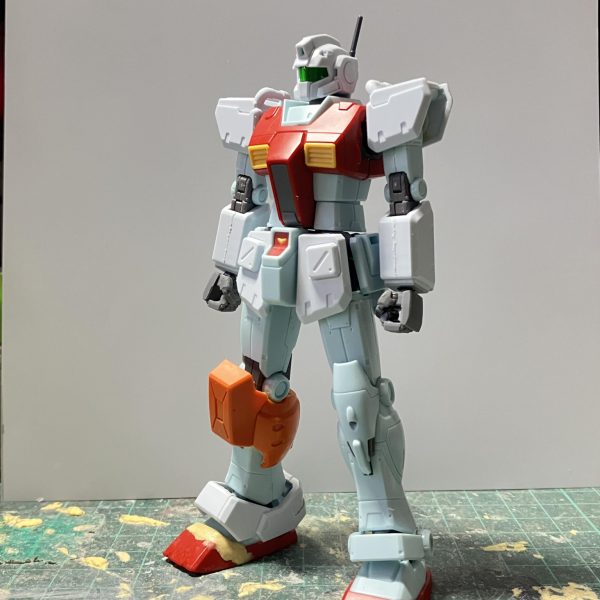 HGUC パワードジム製作2日目脚部の改造です♪膝から上はジムのまま、膝から下はジムをベースにパワードジムのふくらはぎを干渉する所は削り、エポパテで固定し膝アーマーはオリジンジムの特徴を生かして膝アーマーも連動出来て可動域もかなり向上してます♪アンクルアーマーは受け軸の正面だけジムのを使い、パワードジムの裏側に貼り角度と位置を調整しましたパワードジムの足はジムのよりも、ひと回り大きいから、どうするか迷いました試しに、つま先をエポパテで2ミリくらい延長してみましたパテを乾かしている間にもう片方も進めていきます（3枚目）