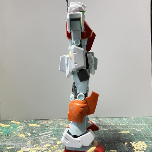 HGUC パワードジム製作2日目脚部の改造です♪膝から上はジムのまま、膝から下はジムをベースにパワードジムのふくらはぎを干渉する所は削り、エポパテで固定し膝アーマーはオリジンジムの特徴を生かして膝アーマーも連動出来て可動域もかなり向上してます♪アンクルアーマーは受け軸の正面だけジムのを使い、パワードジムの裏側に貼り角度と位置を調整しましたパワードジムの足はジムのよりも、ひと回り大きいから、どうするか迷いました試しに、つま先をエポパテで2ミリくらい延長してみましたパテを乾かしている間にもう片方も進めていきます（4枚目）