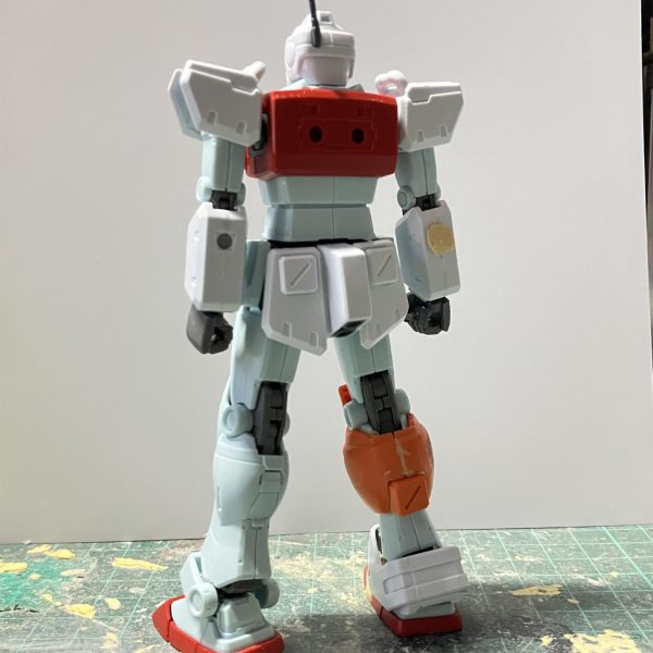 HGUC パワードジム製作2日目脚部の改造です♪膝から上はジムのまま、膝から下はジムをベースにパワードジムのふくらはぎを干渉する所は削り、エポパテで固定し膝アーマーはオリジンジムの特徴を生かして膝アーマーも連動出来て可動域もかなり向上してます♪アンクルアーマーは受け軸の正面だけジムのを使い、パワードジムの裏側に貼り角度と位置を調整しましたパワードジムの足はジムのよりも、ひと回り大きいから、どうするか迷いました試しに、つま先をエポパテで2ミリくらい延長してみましたパテを乾かしている間にもう片方も進めていきます（5枚目）