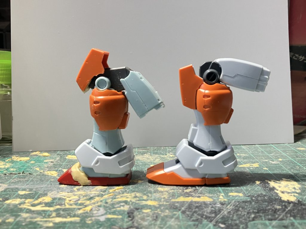 脚部の改造オリジン版ジムをベースに、これもミキシングふくらはぎはお互いに干渉する所は削り、膝アーマーは曲げた時に連動出来るようにしました