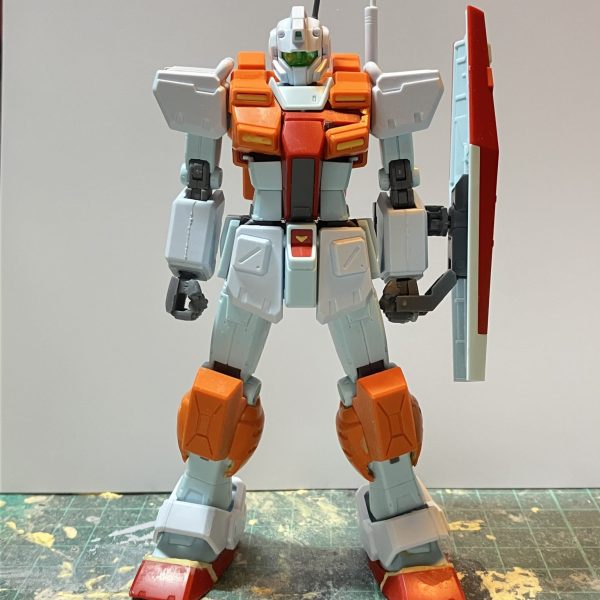 HGUC パワードジム製作3日目やっと胸部を取り付けれました〜💦💦オリジン版ジムの可動域の高さを重視するため、パワードジムを上に被すように干渉する所はとことんカットしていきましたもともとパワードジムの方が肩幅が広いのも理由の一つです左側を先に始めた為、パーツをカットし過ぎて失敗😢失敗を踏まえて右側を進めましたジムの方が胸部が長いからバランス調整に手間取りましたところどころの隙間はエポパテで埋めていきます見た目はもうパワードジムです♪☆*:.｡. o(≧▽≦)o .｡.:*☆ （1枚目）