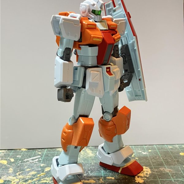 HGUC パワードジム製作3日目やっと胸部を取り付けれました〜💦💦オリジン版ジムの可動域の高さを重視するため、パワードジムを上に被すように干渉する所はとことんカットしていきましたもともとパワードジムの方が肩幅が広いのも理由の一つです左側を先に始めた為、パーツをカットし過ぎて失敗😢失敗を踏まえて右側を進めましたジムの方が胸部が長いからバランス調整に手間取りましたところどころの隙間はエポパテで埋めていきます見た目はもうパワードジムです♪☆*:.｡. o(≧▽≦)o .｡.:*☆ （2枚目）