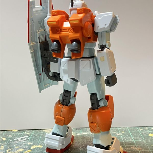 HGUC パワードジム製作3日目やっと胸部を取り付けれました〜💦💦オリジン版ジムの可動域の高さを重視するため、パワードジムを上に被すように干渉する所はとことんカットしていきましたもともとパワードジムの方が肩幅が広いのも理由の一つです左側を先に始めた為、パーツをカットし過ぎて失敗😢失敗を踏まえて右側を進めましたジムの方が胸部が長いからバランス調整に手間取りましたところどころの隙間はエポパテで埋めていきます見た目はもうパワードジムです♪☆*:.｡. o(≧▽≦)o .｡.:*☆ （3枚目）