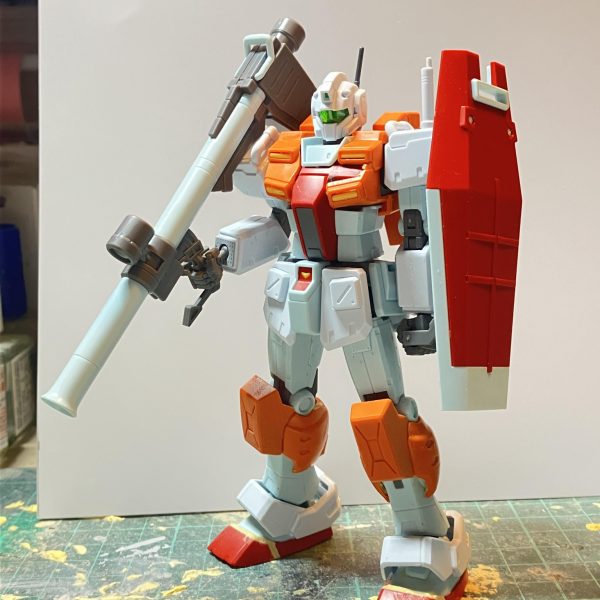 HGUC パワードジム製作7日目ちょうど1週間で改造終わりました♪捨てサフ吹いてキズチェック後、本塗装します思ってたほど改造に手間が掛かっておらず、かなりスムーズに進んで行きましたゴツいボディだったから上から被す感じでいけました予備のパワードジムも組んだので改造比較しましたプロポーションの変更はしてませんオリジン版ジムのままのプロポーションになります胴体の長さの違いでかなりイメージが変わり、素組み状態の寸胴なパワードジムから改造後のパワードジムはウエストが長くなったからスリムな見た目になりました腰から下は長さが変わってないのが分かりますねあとバズーカーのトリガー部を加工して持ち方を直しました加工前は少し窮屈な持ち方でした2体並べないと、どこを変えたから伝わりませんね〜(//∇//)（7枚目）