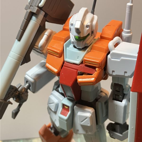 HGUC パワードジム製作3日目やっと胸部を取り付けれました〜💦💦オリジン版ジムの可動域の高さを重視するため、パワードジムを上に被すように干渉する所はとことんカットしていきましたもともとパワードジムの方が肩幅が広いのも理由の一つです左側を先に始めた為、パーツをカットし過ぎて失敗😢失敗を踏まえて右側を進めましたジムの方が胸部が長いからバランス調整に手間取りましたところどころの隙間はエポパテで埋めていきます見た目はもうパワードジムです♪☆*:.｡. o(≧▽≦)o .｡.:*☆ （4枚目）