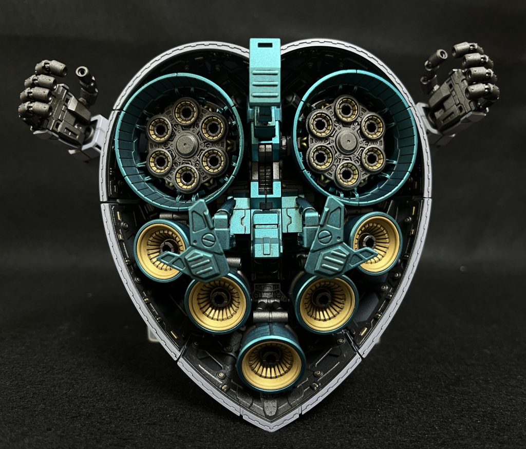 フレームは「焼鉄色」、バーニアは「青竹色」で塗装しました。バーニア内部は真っ赤だと合わない感じだったので「金色」にしました。付属のスタンドよりランディングギアが気に入ってます。