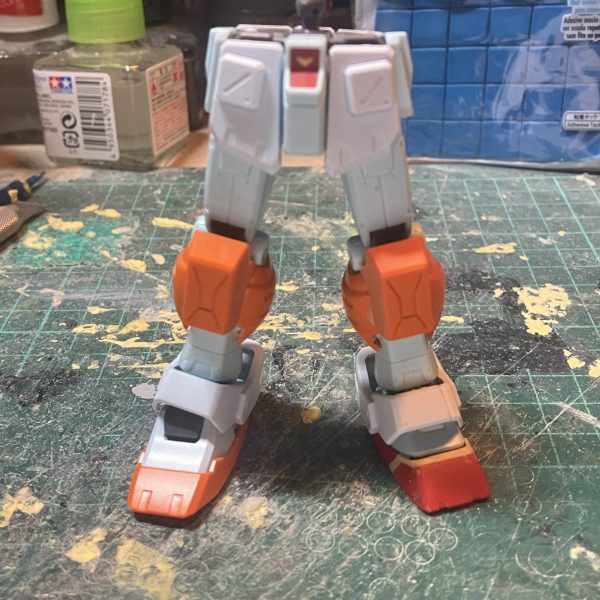 HGUC パワードジム製作4日目胸部を乾燥待ちの間、足首を作り直しました設定画を見たらデカいからパワードジムのを使いました自分的にはデカ過ぎるかな？っと思いましたが、加工したジムでは大きさが足りないと判断しましたですが、このままではお互いがボールジョイントなので、ここもまたニコイチとしました受け側はジムを使い外側をパワードジムにして、つま先の可動も出来るよう変更しました♪（1枚目）