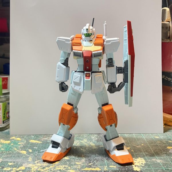 HGUC パワードジム製作5日目パワードジムに必要な部品を移植してオリジン版ジムをベースにしたパワードジムが出来上がりました〜(//∇//)簡易瞬着パテ(瞬着にポリパテの粉)を使って、ダクト内部を造形しました♪手早くしないと混ぜて1分くらいで固まり、切削も瞬着のみより楽で、隙間の多いパーツを接着する際もパテみたいに盛れるから便利です♪粉系(ベビーパウダーなど)の物を買わなくて済むから節約出来ますね〜コクピットの形状も変えました股間部もパーツを移植、ほぼポン付け膝アーマーは少し角度が変わったからプラ板貼って修正スネの追加装甲も移植しましたあとは頭部と武器類‼︎パワードジムのバズーカー細いからジムのハイパーバズーカーを持たせたいと思いますそのままでは持たせにくいのでなんとかしたいですね〜♪（5枚目）