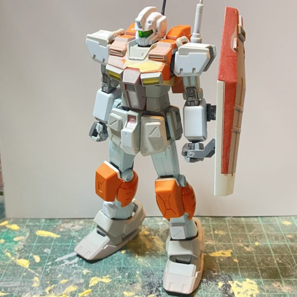 HGUC パワードジム製作5日目パワードジムに必要な部品を移植してオリジン版ジムをベースにしたパワードジムが出来上がりました〜(//∇//)簡易瞬着パテ(瞬着にポリパテの粉)を使って、ダクト内部を造形しました♪手早くしないと混ぜて1分くらいで固まり、切削も瞬着のみより楽で、隙間の多いパーツを接着する際もパテみたいに盛れるから便利です♪粉系(ベビーパウダーなど)の物を買わなくて済むから節約出来ますね〜コクピットの形状も変えました股間部もパーツを移植、ほぼポン付け膝アーマーは少し角度が変わったからプラ板貼って修正スネの追加装甲も移植しましたあとは頭部と武器類‼︎パワードジムのバズーカー細いからジムのハイパーバズーカーを持たせたいと思いますそのままでは持たせにくいのでなんとかしたいですね〜♪（1枚目）