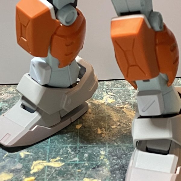 HGUC パワードジム製作5日目パワードジムに必要な部品を移植してオリジン版ジムをベースにしたパワードジムが出来上がりました〜(//∇//)簡易瞬着パテ(瞬着にポリパテの粉)を使って、ダクト内部を造形しました♪手早くしないと混ぜて1分くらいで固まり、切削も瞬着のみより楽で、隙間の多いパーツを接着する際もパテみたいに盛れるから便利です♪粉系(ベビーパウダーなど)の物を買わなくて済むから節約出来ますね〜コクピットの形状も変えました股間部もパーツを移植、ほぼポン付け膝アーマーは少し角度が変わったからプラ板貼って修正スネの追加装甲も移植しましたあとは頭部と武器類‼︎パワードジムのバズーカー細いからジムのハイパーバズーカーを持たせたいと思いますそのままでは持たせにくいのでなんとかしたいですね〜♪（4枚目）