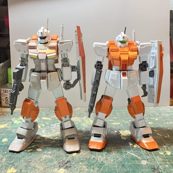 HGUC パワードジム製作7日目ちょうど1週間で改造終わりました♪捨てサフ吹いてキズチェック後、本塗装します思ってたほど改造に手間が掛かっておらず、かなりスムーズに進んで行きましたゴツいボディだったから上から被す感じでいけました予備のパワードジムも組んだので改造比較しましたプロポーションの変更はしてませんオリジン版ジムのままのプロポーションになります胴体の長さの違いでかなりイメージが変わり、素組み状態の寸胴なパワードジムから改造後のパワードジムはウエストが長くなったからスリムな見た目になりました腰から下は長さが変わってないのが分かりますねあとバズーカーのトリガー部を加工して持ち方を直しました加工前は少し窮屈な持ち方でした2体並べないと、どこを変えたから伝わりませんね〜(//∇//)（1枚目）