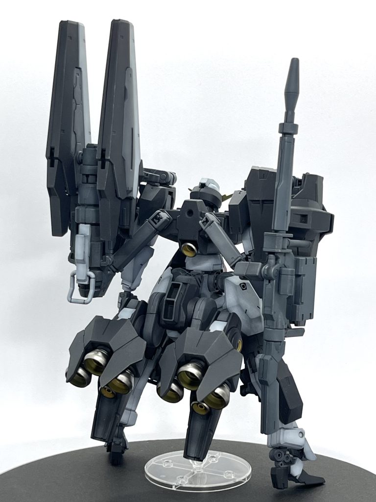 パズーカとスナイパービームライフルは、アームで懸架できます。大型リアスラスターを装備しており機動性は高いです。