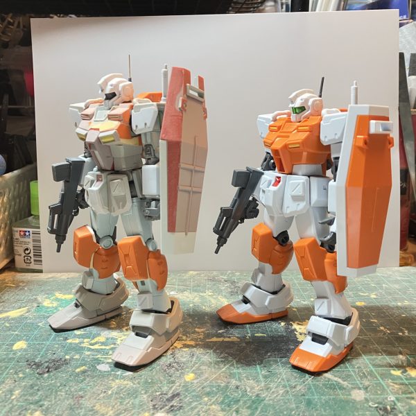 HGUC パワードジム製作7日目ちょうど1週間で改造終わりました♪捨てサフ吹いてキズチェック後、本塗装します思ってたほど改造に手間が掛かっておらず、かなりスムーズに進んで行きましたゴツいボディだったから上から被す感じでいけました予備のパワードジムも組んだので改造比較しましたプロポーションの変更はしてませんオリジン版ジムのままのプロポーションになります胴体の長さの違いでかなりイメージが変わり、素組み状態の寸胴なパワードジムから改造後のパワードジムはウエストが長くなったからスリムな見た目になりました腰から下は長さが変わってないのが分かりますねあとバズーカーのトリガー部を加工して持ち方を直しました加工前は少し窮屈な持ち方でした2体並べないと、どこを変えたから伝わりませんね〜(//∇//)（2枚目）