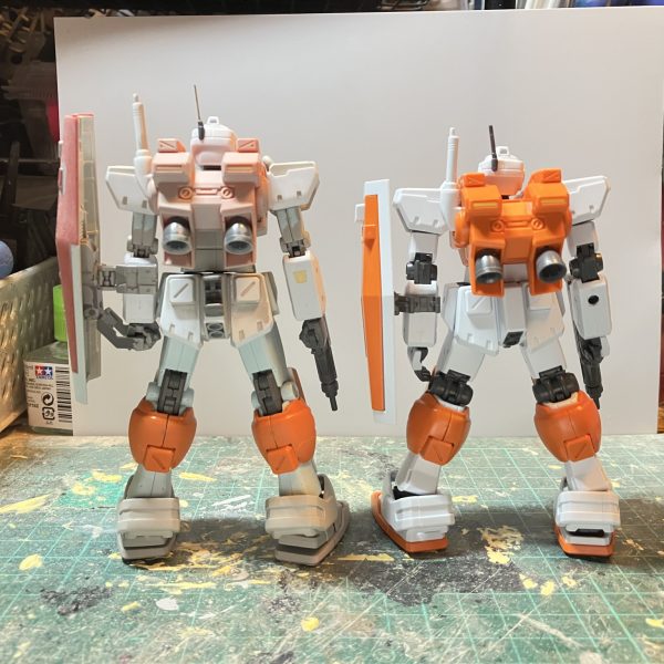 HGUC パワードジム製作7日目ちょうど1週間で改造終わりました♪捨てサフ吹いてキズチェック後、本塗装します思ってたほど改造に手間が掛かっておらず、かなりスムーズに進んで行きましたゴツいボディだったから上から被す感じでいけました予備のパワードジムも組んだので改造比較しましたプロポーションの変更はしてませんオリジン版ジムのままのプロポーションになります胴体の長さの違いでかなりイメージが変わり、素組み状態の寸胴なパワードジムから改造後のパワードジムはウエストが長くなったからスリムな見た目になりました腰から下は長さが変わってないのが分かりますねあとバズーカーのトリガー部を加工して持ち方を直しました加工前は少し窮屈な持ち方でした2体並べないと、どこを変えたから伝わりませんね〜(//∇//)（3枚目）