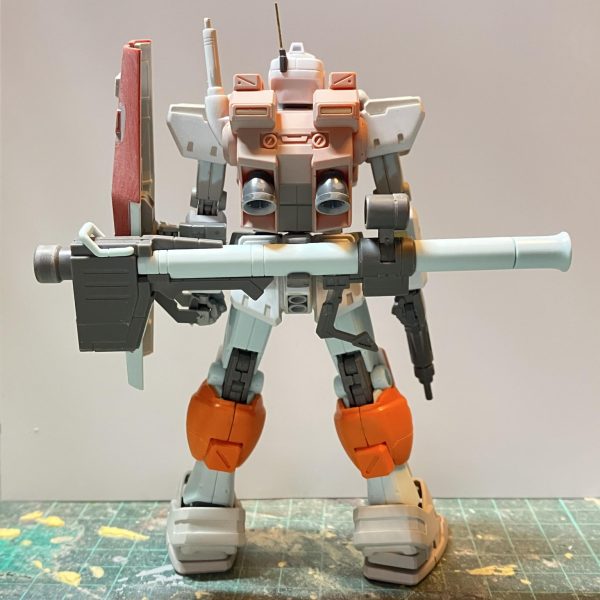 HGUC パワードジム製作7日目ちょうど1週間で改造終わりました♪捨てサフ吹いてキズチェック後、本塗装します思ってたほど改造に手間が掛かっておらず、かなりスムーズに進んで行きましたゴツいボディだったから上から被す感じでいけました予備のパワードジムも組んだので改造比較しましたプロポーションの変更はしてませんオリジン版ジムのままのプロポーションになります胴体の長さの違いでかなりイメージが変わり、素組み状態の寸胴なパワードジムから改造後のパワードジムはウエストが長くなったからスリムな見た目になりました腰から下は長さが変わってないのが分かりますねあとバズーカーのトリガー部を加工して持ち方を直しました加工前は少し窮屈な持ち方でした2体並べないと、どこを変えたから伝わりませんね〜(//∇//)（5枚目）