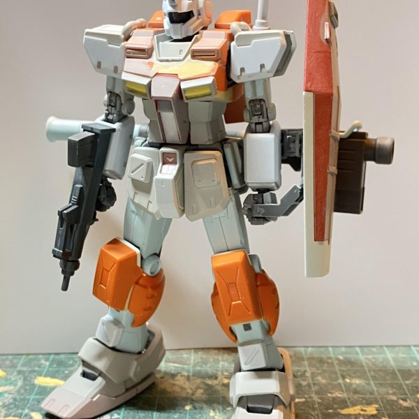 HGUC パワードジム製作7日目ちょうど1週間で改造終わりました♪捨てサフ吹いてキズチェック後、本塗装します思ってたほど改造に手間が掛かっておらず、かなりスムーズに進んで行きましたゴツいボディだったから上から被す感じでいけました予備のパワードジムも組んだので改造比較しましたプロポーションの変更はしてませんオリジン版ジムのままのプロポーションになります胴体の長さの違いでかなりイメージが変わり、素組み状態の寸胴なパワードジムから改造後のパワードジムはウエストが長くなったからスリムな見た目になりました腰から下は長さが変わってないのが分かりますねあとバズーカーのトリガー部を加工して持ち方を直しました加工前は少し窮屈な持ち方でした2体並べないと、どこを変えたから伝わりませんね〜(//∇//)（4枚目）