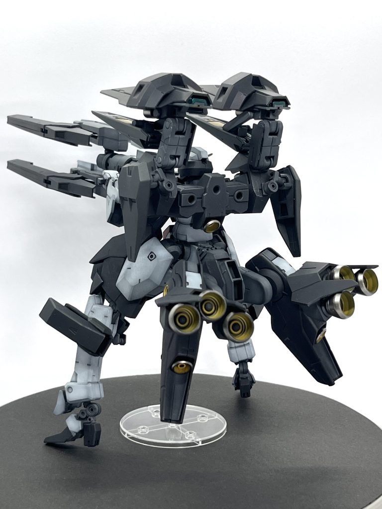 リアスラスターは柔軟に可動、ソーンのリアスラスターを2つ装備しています。