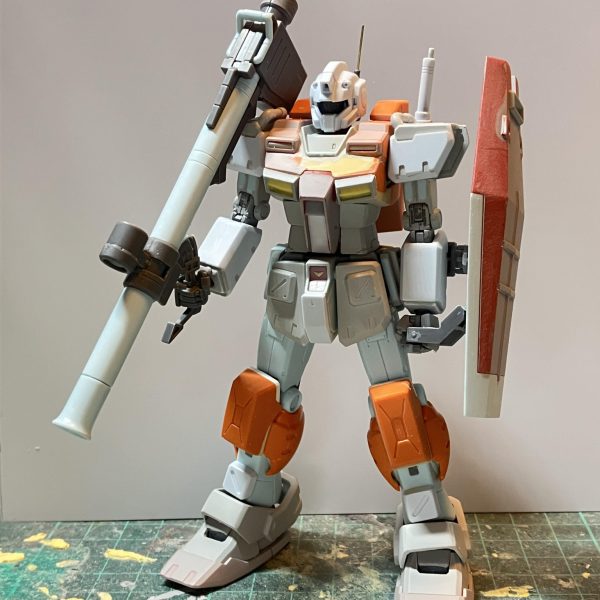 HGUC パワードジム製作7日目ちょうど1週間で改造終わりました♪捨てサフ吹いてキズチェック後、本塗装します思ってたほど改造に手間が掛かっておらず、かなりスムーズに進んで行きましたゴツいボディだったから上から被す感じでいけました予備のパワードジムも組んだので改造比較しましたプロポーションの変更はしてませんオリジン版ジムのままのプロポーションになります胴体の長さの違いでかなりイメージが変わり、素組み状態の寸胴なパワードジムから改造後のパワードジムはウエストが長くなったからスリムな見た目になりました腰から下は長さが変わってないのが分かりますねあとバズーカーのトリガー部を加工して持ち方を直しました加工前は少し窮屈な持ち方でした2体並べないと、どこを変えたから伝わりませんね〜(//∇//)（6枚目）