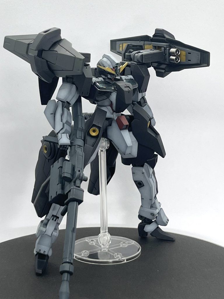 装備を外すことでリペアIIにできます。GNDスナイパービームライフルをメイン武器、GNDシールドは展開して大型シールドに換装、換装後もキャノンの使用は可能、脚部にGNDミサイルポッドを装備しています。