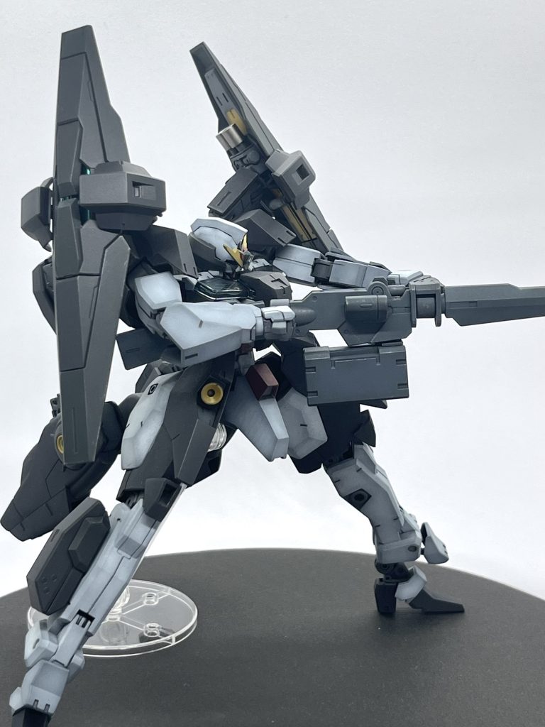 GNDスナイパービームライフルは、大型Eパックを装備しており、長期戦闘が可能です。