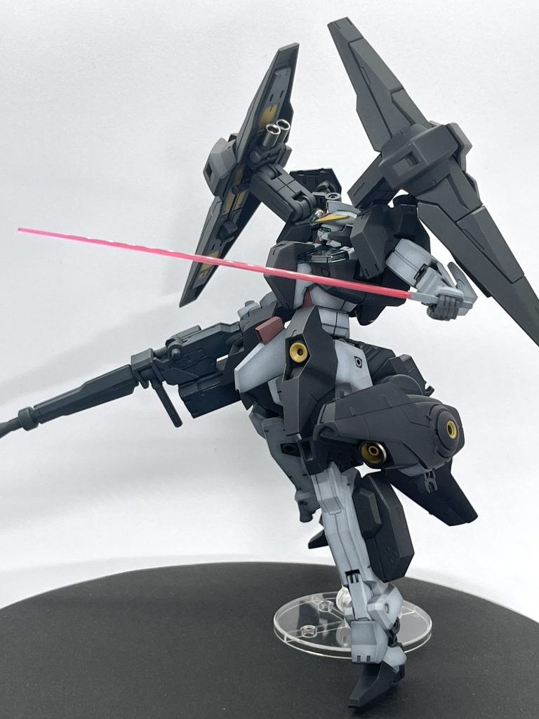 リアスラスターにはGNDビームサーベルを2本格納されていますので、近接戦闘も可能です。