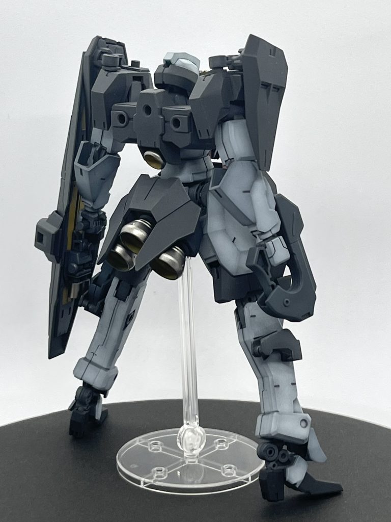 GNDシールドは持ち手があるので手に持つこともできます。リアスラスターはソーンのスラスターのみです。