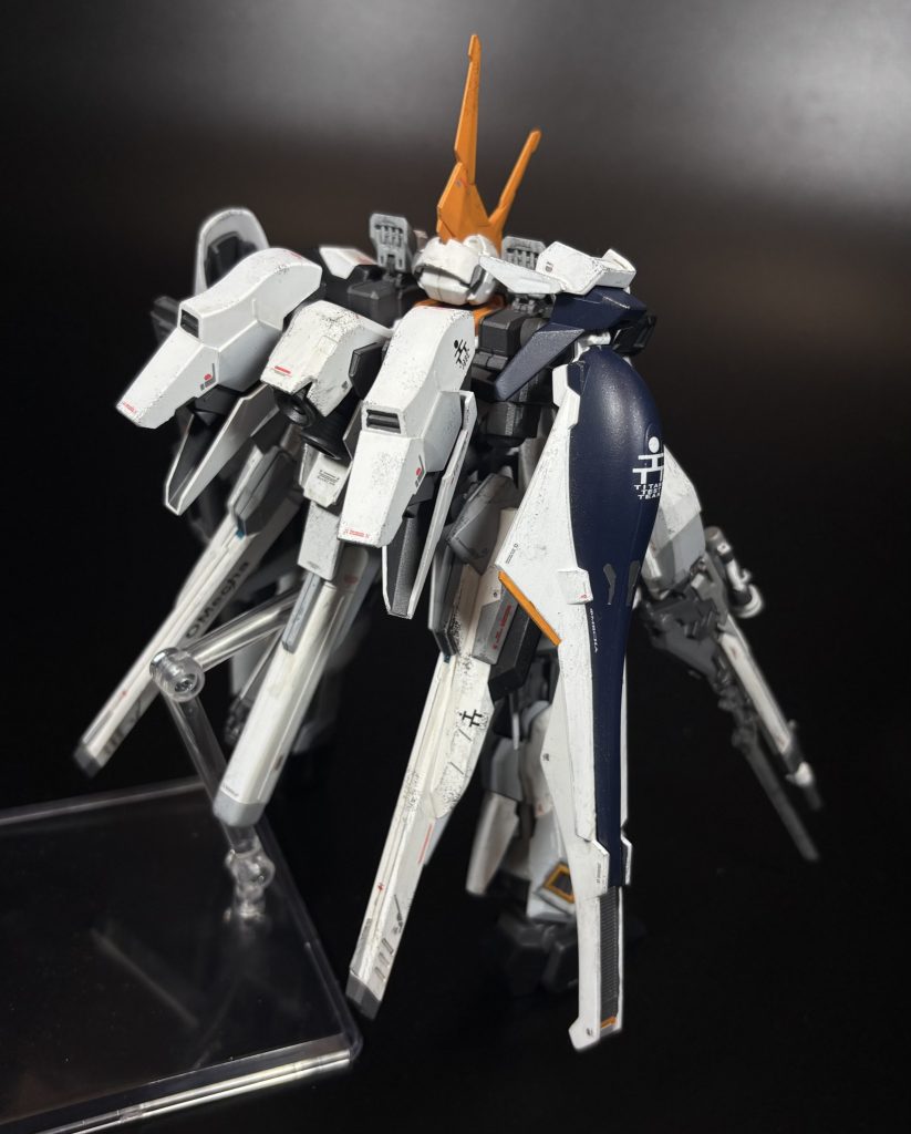 [バーザムⅡアウスラ[カウスリップ]]フォース、GUNSTARDAM所属のビルダー、まるいるかがバーザムⅡをベースに自身専用機として制作したガンプラ。「バーザムⅡにアウスラ仕様があったなら」という発想で、装備構成が構築されており、ヒートブレード装着型高収束ビームライフル、サイコウィンチユニット、コンポジットシールドブースター等の武装や背部のトライブースターユニットなどが搭載されている。また、自身専用機要素として、V.S.B.R.が装備されるほか、ビームライフルの形状も銃剣を模したものとなっている。自身専用機として、バトルに用いられるほか、過去に制作したインレ・フレア・ルーをボス機体として配置したチャレンジミッションにおいて、中ボス機体として、新たに追加された。