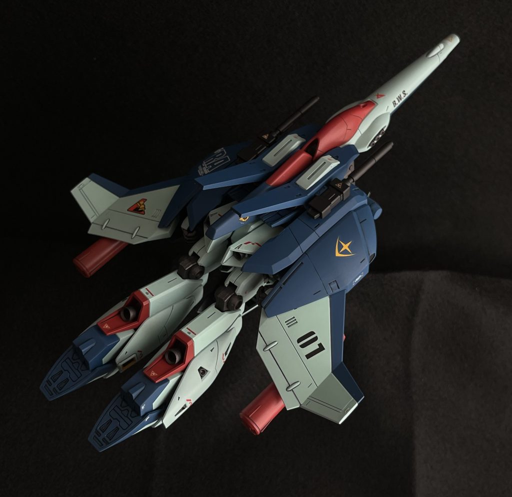 バックパックの白い部分、ここの側面の塗装剥がれ(というかBWSの裏打ちである黒サフの色移り)が顕著です。最初で最後のスペースファイター形態です(多分)。