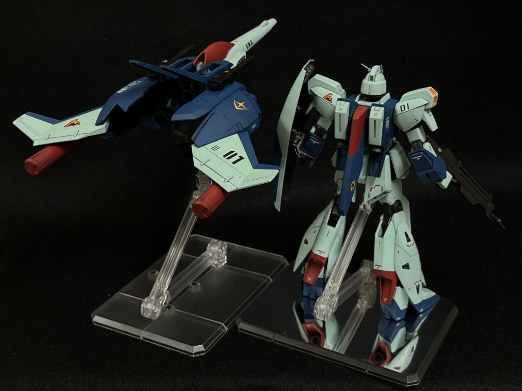 古いキットだけあって、可動範囲が広くありません。股関節のボールジョイントは最悪です。RG化を期待します。