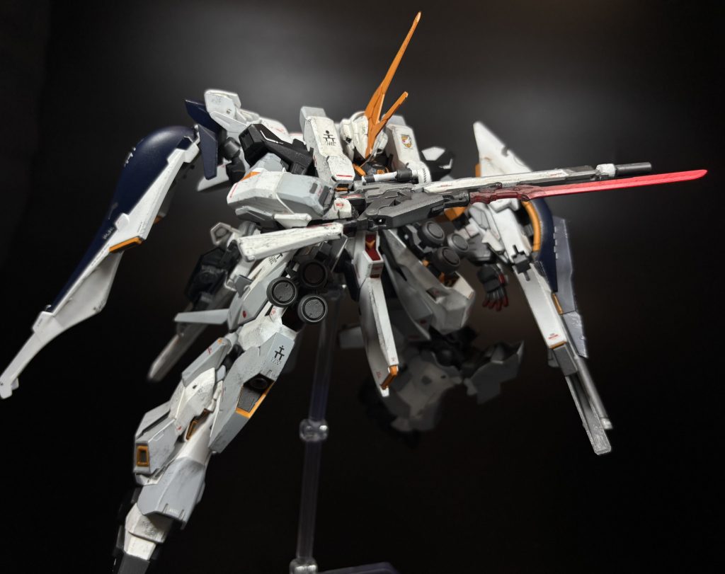 [ヒートブレード搭載型高収束ビームライフル]本機のメインウェポンとなるビームライフル。まるいるかの好みにより、マスケット銃のような旧世代の銃剣を思わせるデザインとなっている。一般的なビームライフルよりも粒子収束量が多く、一射あたりの火力が高いが、その分、燃費が悪い。また、下部アタッチメントにはヒートブレードが取り付けられており、そのまま近接戦闘を行うことが可能である。