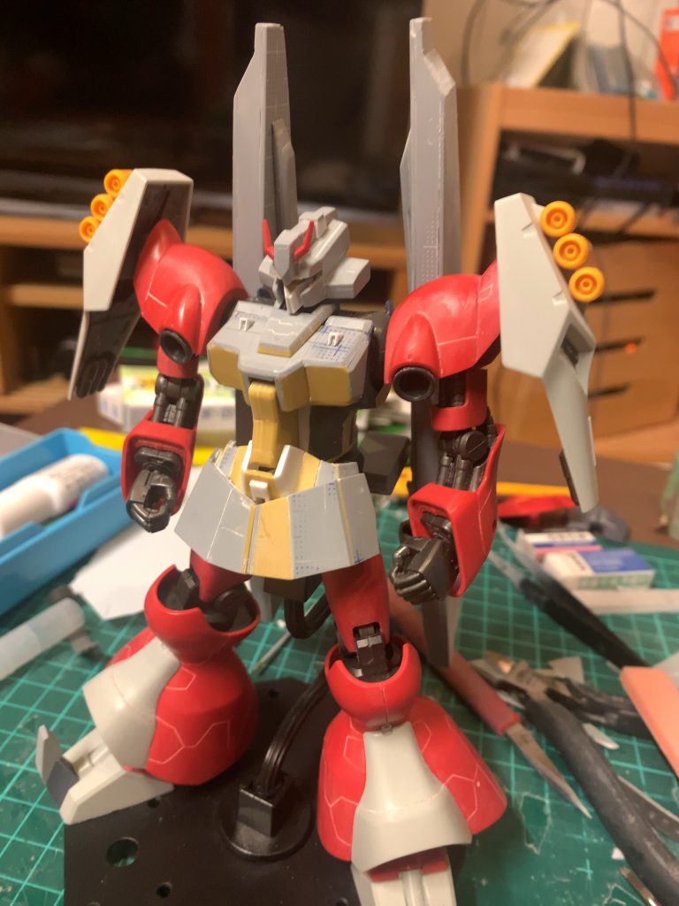 胸部と腰部はプラ板からスクラッチで対応し、つま先が設定画と異なっていたので延長しました。