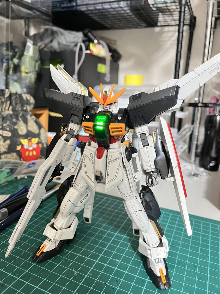 今回の目玉はこれ!やはり胸部を光らせること!マイクロウェーブ受光内部のディテールは全部をくり抜くと強度が落ちるのと、光の発光具合が悪くなるのでこれが限界でした。内部をくり抜いて電池ユニットはズゴックの時と同様に胴体に収納しています。