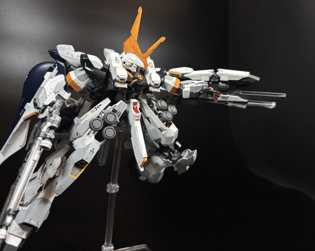 [コンポジットシールドブースター]本機に搭載される多機能シールド。ティターンズ仕様のバーザムⅡに採用されているものを模しており、Iフィールド内蔵型のシールドとして機能するほか、メガビーム・キャノンとしても使用可能である。一方で、クローモードへの変形はオミットされており、あくまで多機能シールドとしての運用が想定される。なお、下部にはガンダムMk-Ⅱのものと同型のハイパーバズーカが搭載されており、単なるシールドにとどまらない火力を秘めてた武装となっている。