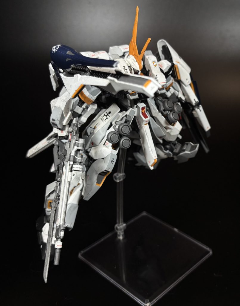 [サイコ・ウィンチユニット]本機の右背部に搭載される開放式のビーム砲。ウィンチユニットと呼ばれるもののウィンチ機構は搭載されていない。基本的には展開しての砲撃に用いられるが後述のサイコブレード展開時に真価を発揮する武装である。