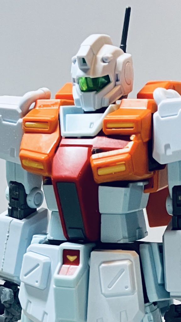 このパワードジム最大の難易度となる胸部オリジン版ジムの胸部の上からパワードジムの胸部を被す加工をしました肩関節の強度ギリギリまで削り、パワードジム側も内側を削って力技で入れました(//∇//)