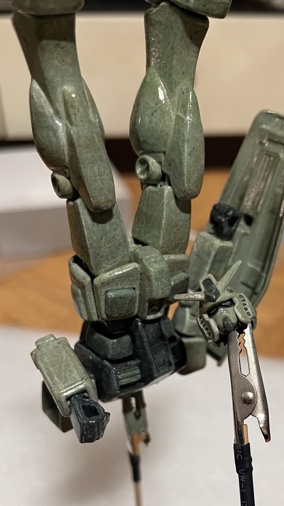 陶器のように見せたいと思って角を緩やかにし、絵の具と仕上げを厚く塗りました。亀裂のように見えるのは色鉛筆で描いてくれました。ブレードアンテナの加工は初めてと折れて少し短くなりました.....