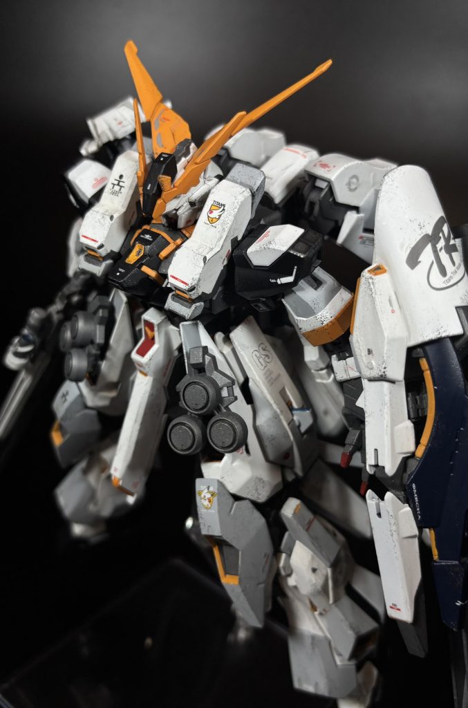 [展開式サイコブレードアンテナ]本機の頭部に搭載されている展開式のブレードアンテナ。パイロットのサイコミュを増幅して発信することが可能で、ニュータイプレベルが決して高くないパイロットであっても、サイコミュ兵器の使用を安定化させることができる。