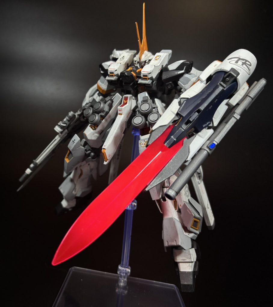 [コンポジットシールドブースター:ハイパービームサーベル]本機オリジナルの要素として、本機のコンポジットシールドブースターにはハイパービームサーベル発振機能がある。これはメガビーム・キャノンのビーム収束方式を変更することで、ビームサーベルとして発振したもの。