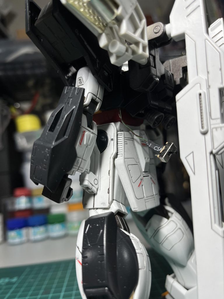 背面にはLEDのライトスイッチがあります。なるべく目立たない所にw