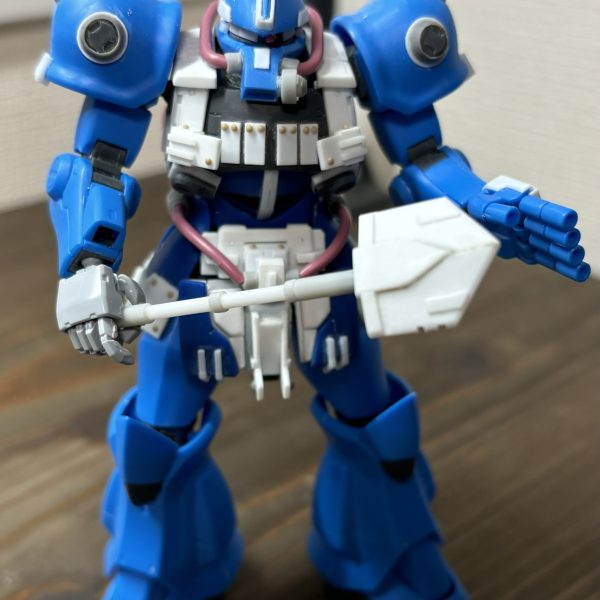 ジオン(のガンプラ)はあと十年は戦える！というわけでデザートグフの進捗です。武装をスクラッチしておきました。バズーカ近接戦闘スコップフィンガーバルカンヒートロッドはオミット予定です。スコップは砂漠での車両スタックや地雷の設置、カモフラージュで砂塵に埋もれたりと戦略的実用性を兼ね備えた、折り畳み式の格闘武器です。前からMSに持たせてみたかったので作ってみました。武装は一通りできたので、バックパックとマウント場所を作っていきますかね。もちろん予備マガジンなども込みで。（3枚目）