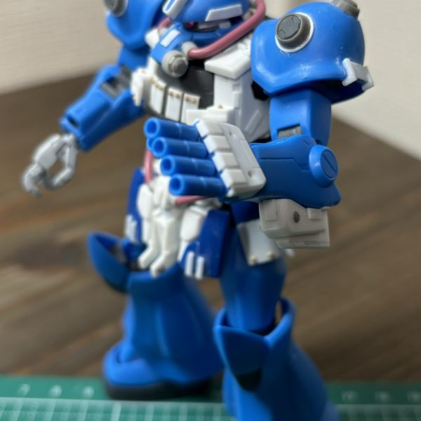 ジオン(のガンプラ)はあと十年は戦える！というわけでデザートグフの進捗です。武装をスクラッチしておきました。バズーカ近接戦闘スコップフィンガーバルカンヒートロッドはオミット予定です。スコップは砂漠での車両スタックや地雷の設置、カモフラージュで砂塵に埋もれたりと戦略的実用性を兼ね備えた、折り畳み式の格闘武器です。前からMSに持たせてみたかったので作ってみました。武装は一通りできたので、バックパックとマウント場所を作っていきますかね。もちろん予備マガジンなども込みで。（5枚目）