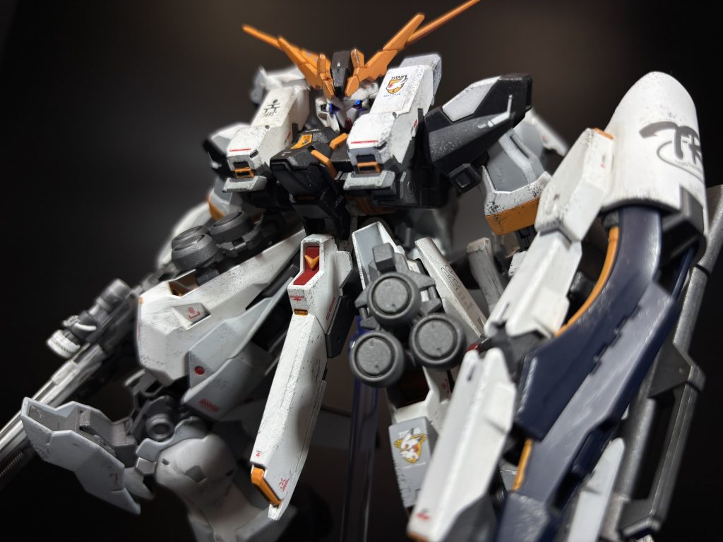 最後まで見てくださりありがとうございましたー！最後は決めポーズで！蛍光塗料によるカメラアイ発光、今回初めてやってみましたが、なかなかクセになりそうです笑