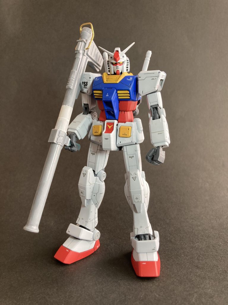 譲ってもらった時には武器が付属してなかったんで、手持ちの旧HGガンダムのバズーカを流用して持たせてますが未塗装…