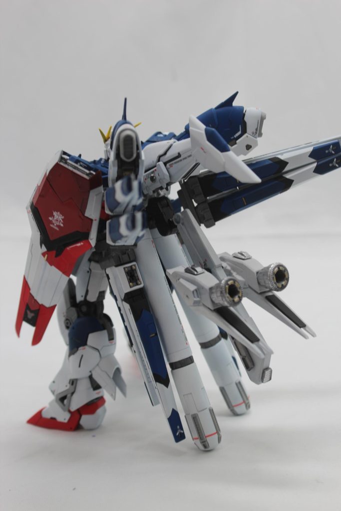 たまらん、背中〜。ファンネルはラックに付けたままニュータイプ撃ち可能。腰部のファンネルは溜め撃ち可能という妄想が捗りますw背面にブースター追加。