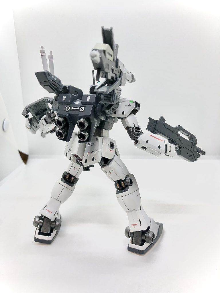 右肩部キャノンはアナハイム社の新型機種の試供品だが、サーベルラックとシールドは地球軍からの支援物資(という名のジャンク)にあったパーツ・データをレストアしたものを装備している。しかし、何故か地球軍は当該パーツの製造を否定している。