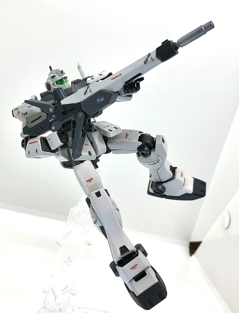 ライフルはHGBFライトニングZガンダムのものを使用。肩掛けと手持ちもできる便利武器でした。